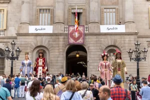 Greeting Like a Local: Essential Spanish Phrases &amp; Customs for Travelers
