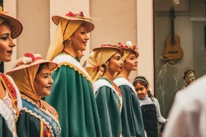 The Spanish Kiss: When to Hug, When to Kiss, and How to Greet in Spain