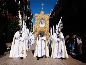 Small Talk in Spain: Topics to Embrace and Topics to Avoid